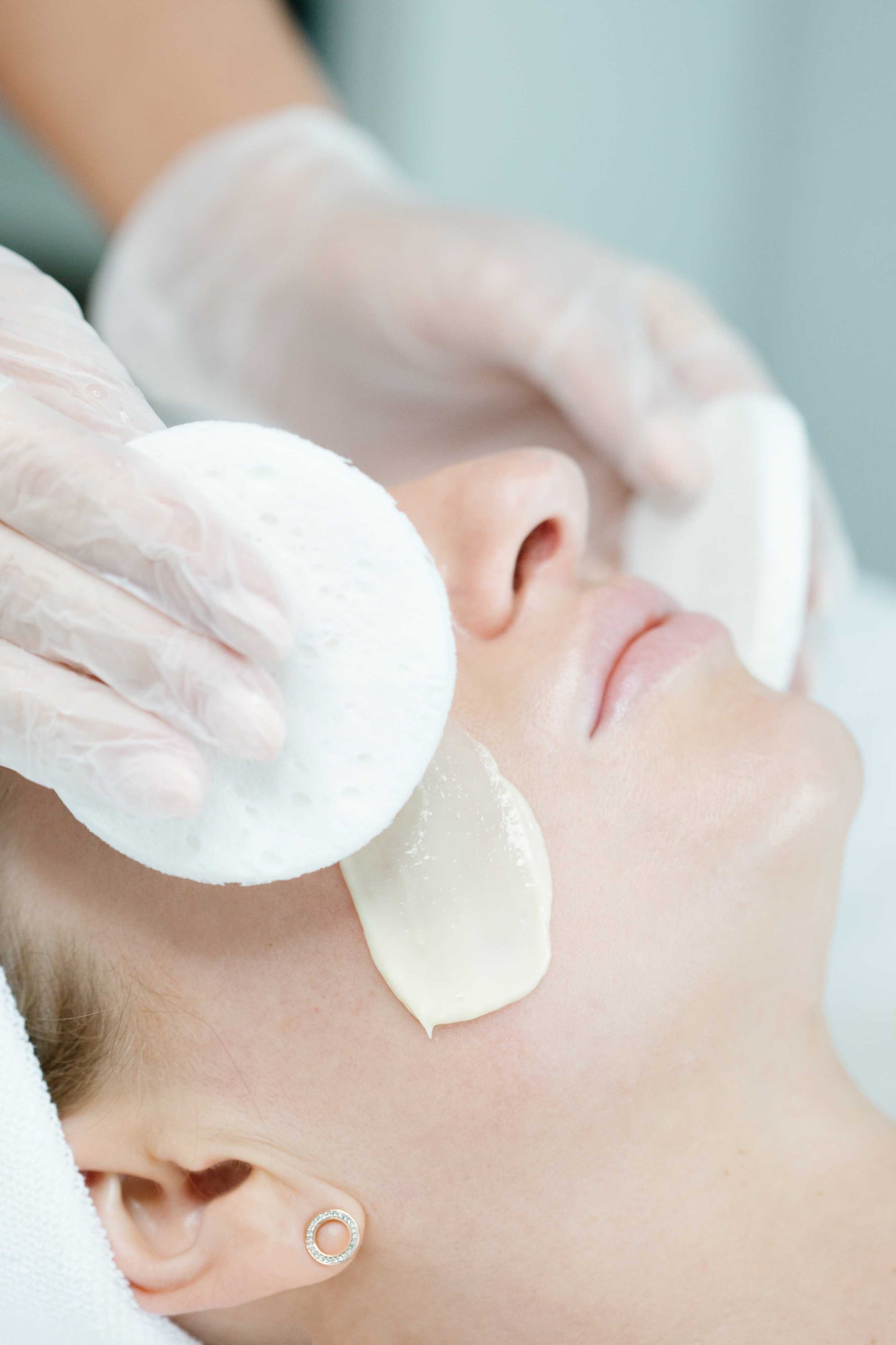Your Guide to Enrolling in a Dermaplaning Course